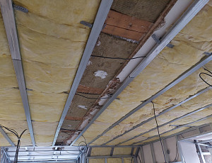 Zateplení stropu bytu pomocí foukané izolace